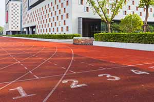 選擇國際學校相比于低齡留學的好處在哪里？